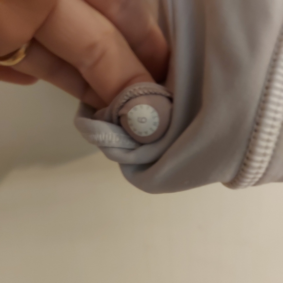 3/50⚡Lululemon move sports bra with polka dots - Picture 8 of 8